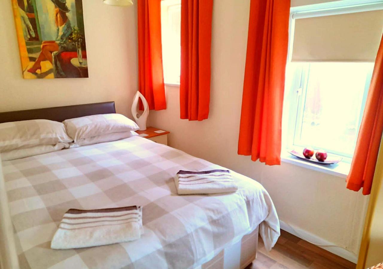 Romantic Lakeside Cottage By The Beach! With Super Cosy Log Burner! The Perfect Escape To Your Home From Home By The Sea! So Relaxing - You Won'T Want To Leave! Pet Friendly! Mablethorpe Exterior foto