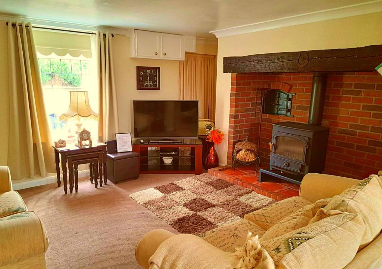 Romantic Lakeside Cottage By The Beach! With Super Cosy Log Burner! The Perfect Escape To Your Home From Home By The Sea! So Relaxing - You Won'T Want To Leave! Pet Friendly! Mablethorpe Exterior foto