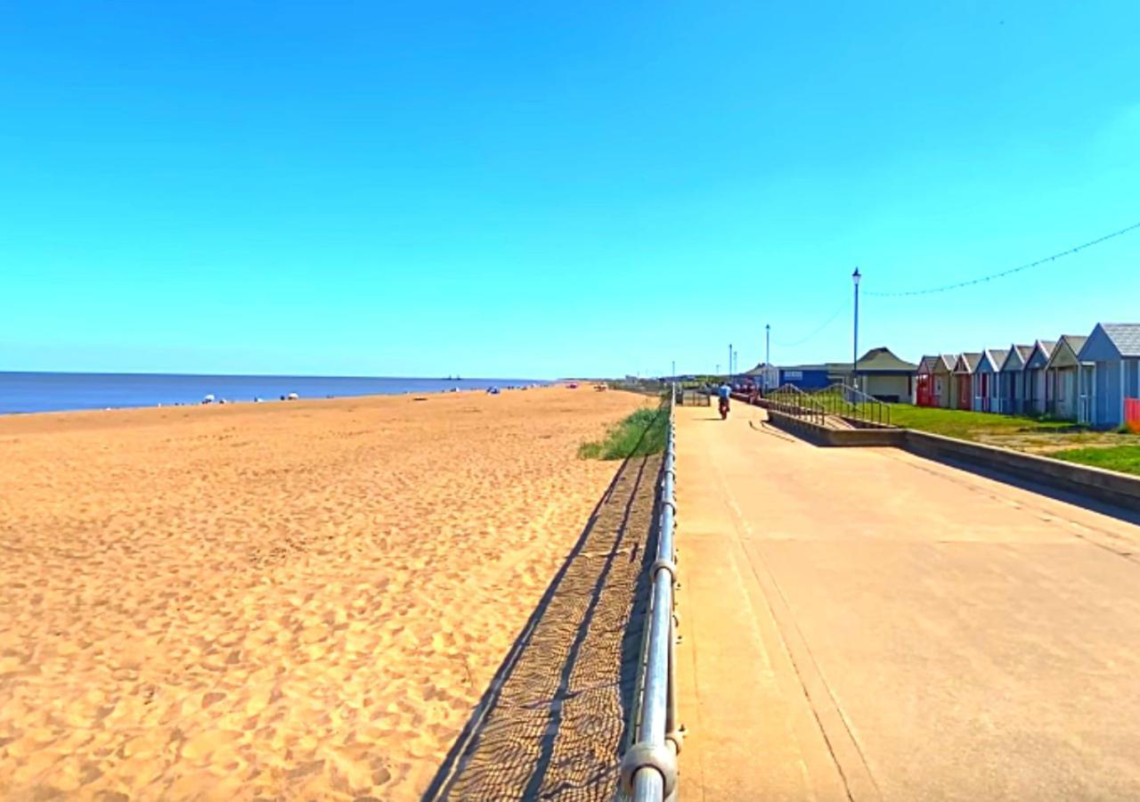 Romantic Lakeside Cottage By The Beach! With Super Cosy Log Burner! The Perfect Escape To Your Home From Home By The Sea! So Relaxing - You Won'T Want To Leave! Pet Friendly! Mablethorpe Exterior foto