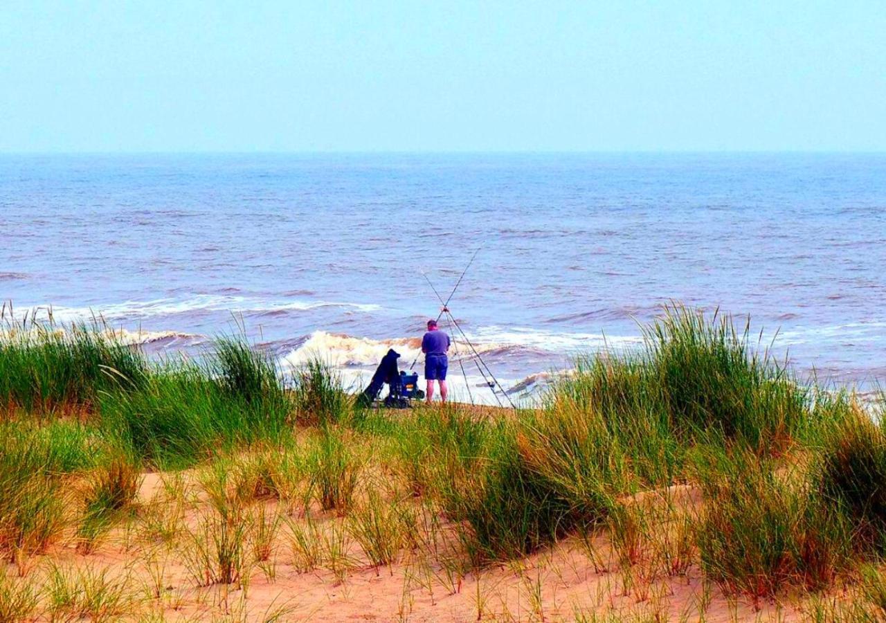 Romantic Lakeside Cottage By The Beach! With Super Cosy Log Burner! The Perfect Escape To Your Home From Home By The Sea! So Relaxing - You Won'T Want To Leave! Pet Friendly! Mablethorpe Exterior foto