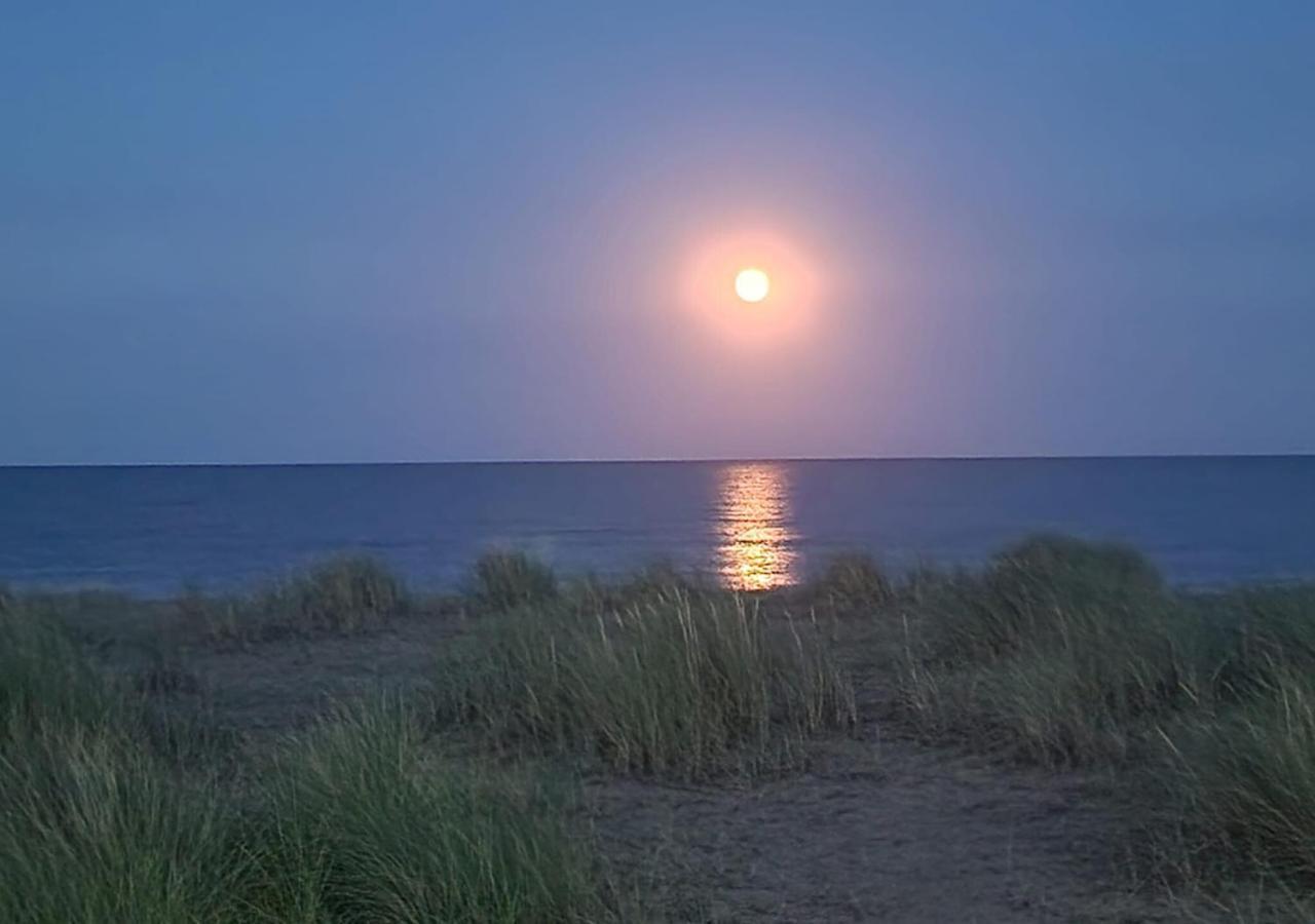 Romantic Lakeside Cottage By The Beach! With Super Cosy Log Burner! The Perfect Escape To Your Home From Home By The Sea! So Relaxing - You Won'T Want To Leave! Pet Friendly! Mablethorpe Exterior foto