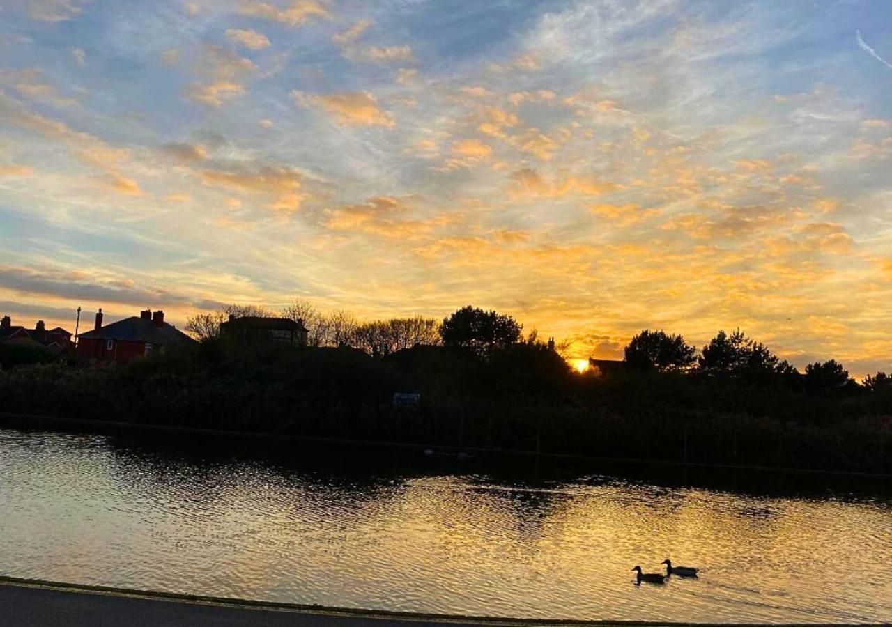 Romantic Lakeside Cottage By The Beach! With Super Cosy Log Burner! The Perfect Escape To Your Home From Home By The Sea! So Relaxing - You Won'T Want To Leave! Pet Friendly! Mablethorpe Exterior foto