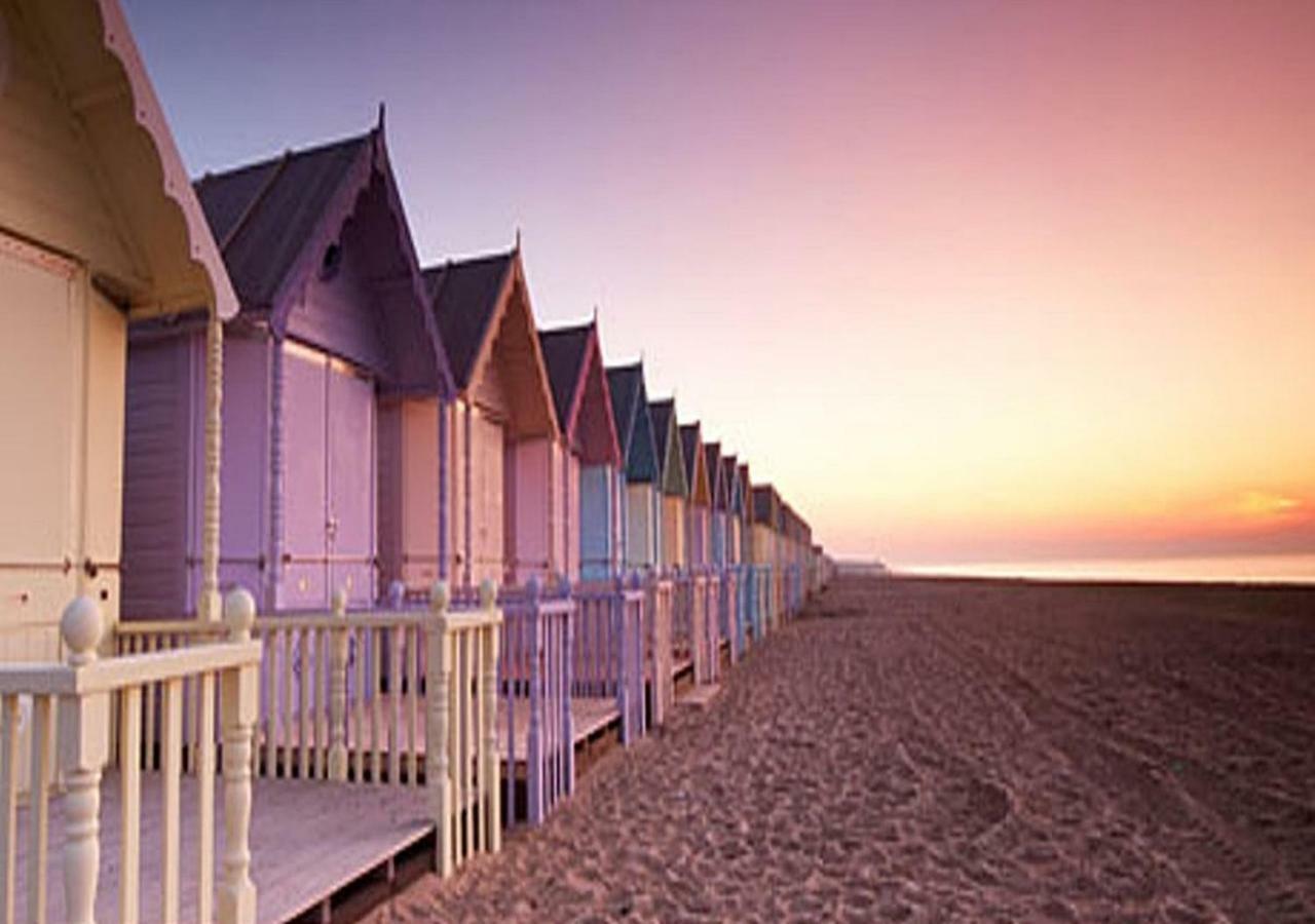 Romantic Lakeside Cottage By The Beach! With Super Cosy Log Burner! The Perfect Escape To Your Home From Home By The Sea! So Relaxing - You Won'T Want To Leave! Pet Friendly! Mablethorpe Exterior foto